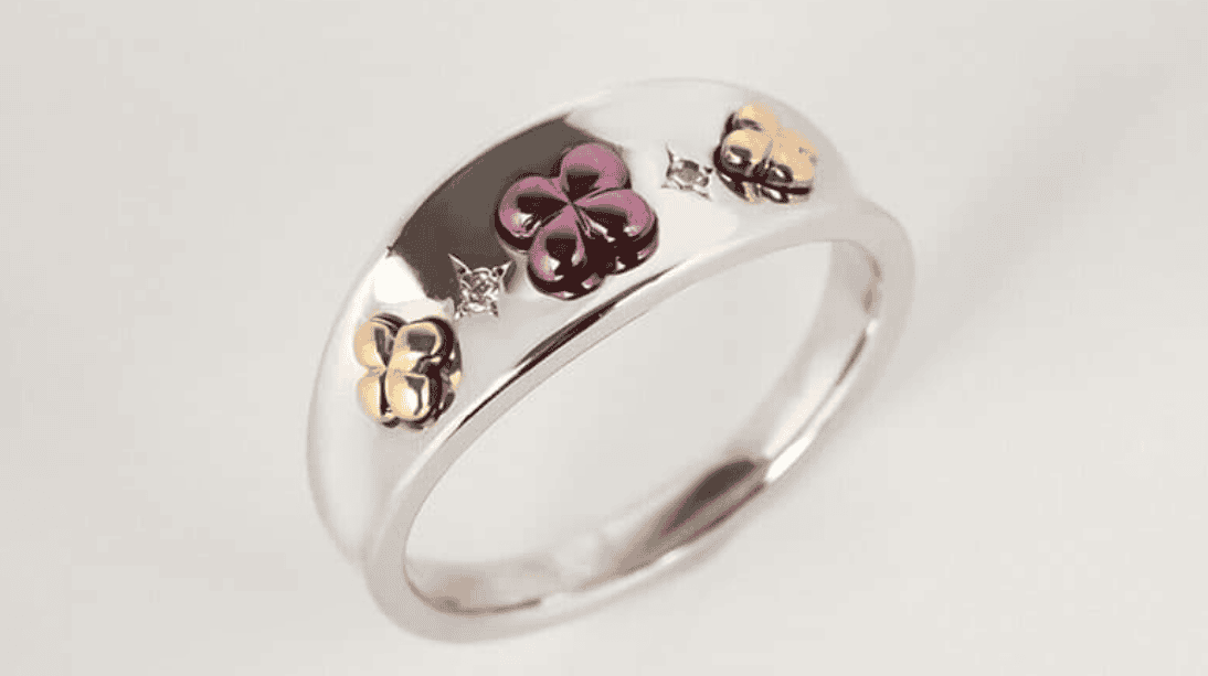 White gold ring decorated with yellow, purple and rose gold flowers