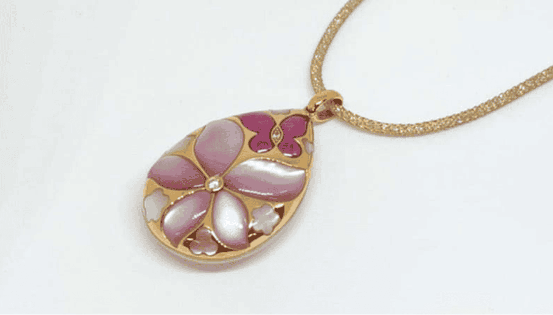 Yellow gold pendant inlaid with shell and purple gold